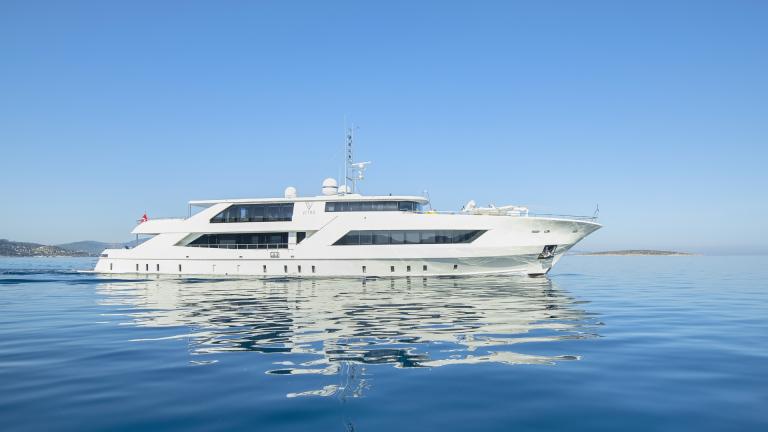 48-meter luxury yacht Vetro with 5 cabins, perfect for a luxurious vacation on the water.